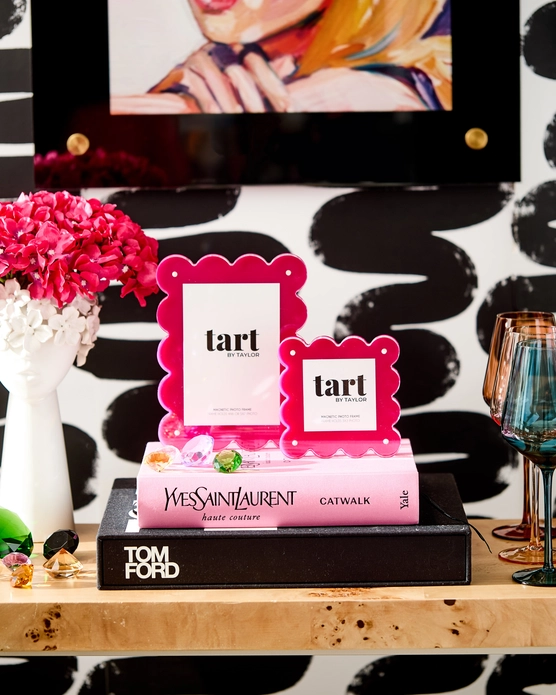 Scalloped Acrylic Picture Frame - Magenta - Image 3